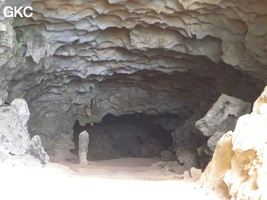 Coupoles de plafond dans la galerie d'entrée sud-est de la grotte-tunnel de Chuandong - 穿洞 (Guizhou 贵州省, Qiannan 黔南, Pingtang 平塘).