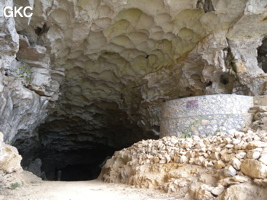 L'entrée sud-est de la grotte tunnel de Chuandong - 穿洞, avec son réservoir d'eau, et ses grandes coupoles de plafond (Guizhou 贵州省, Qiannan 黔南, Pingtang 平塘).
