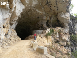 L'entrée sud-est de la grotte tunnel de Chuandong - 穿洞, avec son réservoir d'eau (Guizhou 贵州省, Qiannan 黔南, Pingtang 平塘).