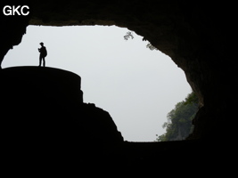 En contre jour l'entrée sud-est de la grotte tunnel de Chuandong - 穿洞, avec son réservoir d'eau (Guizhou 贵州省, Qiannan 黔南, Pingtang 平塘).