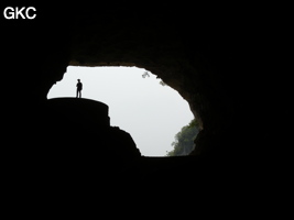 En contre jour l'entrée sud-est de la grotte tunnel de Chuandong - 穿洞, avec son réservoir d'eau (Guizhou 贵州省, Qiannan 黔南, Pingtang 平塘).