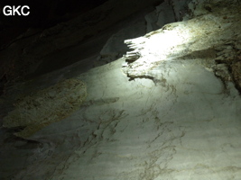 Remarquables aiguilles phytokarstiques dans la galerie d'entrée sud-est de la grotte tunnel de Chuandong - 穿洞, avec son réservoir d'eau (Guizhou 贵州省, Qiannan 黔南, Pingtang 平塘).