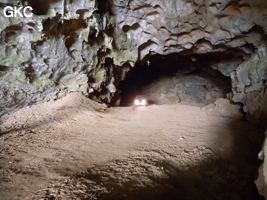 Le trafic routier est fluide dans la galerie d'entrée sud-est de la grotte-tunnel de Chuandong - 穿洞 ! Au sens karstologique comme au sens routier c'est bien une  grotte-tunnel ! (Guizhou 贵州省, Qiannan 黔南, Pingtang 平塘).