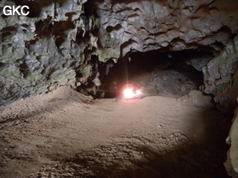 Le trafic routier est fluide dans la galerie d'entrée sud-est de la grotte-tunnel de Chuandong - 穿洞 ! Au sens karstologique comme au sens routier c'est bien une  grotte-tunnel ! (Guizhou 贵州省, Qiannan 黔南, Pingtang 平塘).