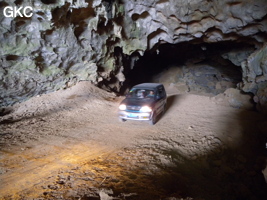 Le trafic routier est fluide dans la galerie d'entrée sud-est de la grotte-tunnel de Chuandong - 穿洞 ! Au sens karstologique comme au sens routier c'est bien une  grotte-tunnel ! (Guizhou 贵州省, Qiannan 黔南, Pingtang 平塘).