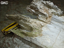 Remarquables aiguilles phytokarstiques (> 20 cm) dans la galerie d'entrée sud-est de la grotte tunnel de Chuandong - 穿洞, avec son réservoir d'eau (Guizhou 贵州省, Qiannan 黔南, Pingtang 平塘).