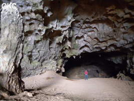 Coupoles de plafond dans la galerie d'entrée sud-est de la grotte-tunnel de Chuandong - 穿洞 (Guizhou 贵州省, Qiannan 黔南, Pingtang 平塘).