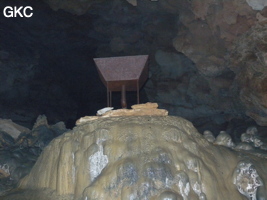 Collecteur de récupération d'eau qui alimente un réservoir d'eau souterrain dans la grotte tunnel de Chuandong - 穿洞 (Guizhou 贵州省, Qiannan 黔南, Pingtang 平塘).