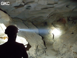 Coupoles de plafond dans la grotte-tunnel de Chuandong - 穿洞 (Guizhou 贵州省, Qiannan 黔南, Pingtang 平塘).