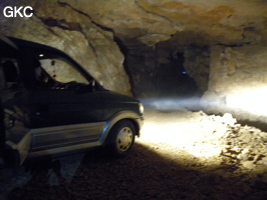 Le trafic routier est fluide dans la galerie d'entrée sud-est de la grotte-tunnel de Chuandong - 穿洞 ! Au sens karstologique comme au sens routier c'est bien une  grotte-tunnel ! (Guizhou 贵州省, Qiannan 黔南, Pingtang 平塘).