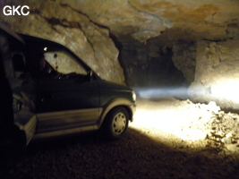 Le trafic routier est fluide dans la galerie d'entrée sud-est de la grotte-tunnel de Chuandong - 穿洞 ! Au sens karstologique comme au sens routier c'est bien une  grotte-tunnel ! (Guizhou 贵州省, Qiannan 黔南, Pingtang 平塘).