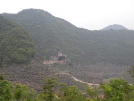 L'entrée sud-est de la grotte-tunnel de Chuandong - 穿洞 (Guizhou 贵州省, Qiannan 黔南, Pingtang 平塘).