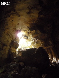 A contre-jour l'entrée de la grotte de Zhulingdong 竹林洞 (Guizhou 贵州省, Qiannan 黔南, Pingtang 平塘).