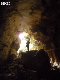 A contre-jour l'entrée de la grotte de Zhulingdong 竹林洞 (Guizhou 贵州省, Qiannan 黔南, Pingtang 平塘).