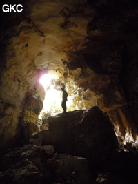 A contre-jour l'entrée de la grotte de Zhulingdong 竹林洞 (Guizhou 贵州省, Qiannan 黔南, Pingtang 平塘).