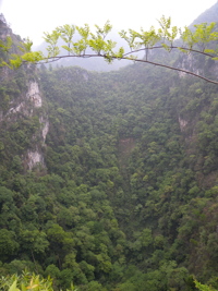 La grande doline de XIwotuo 细窝坨 (vu depuis son bord nord) (Guizhou 贵州省, Qiannan 黔南, Pingtang 平塘).