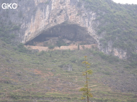 Entrée de la grande grotte fortifiée (Guizhou 贵州省, Qiannan 黔南, Pingtang 平塘).