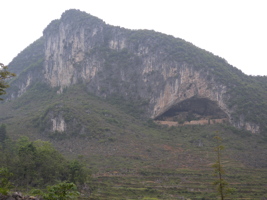 Entrée de la grande grotte fortifiée (Guizhou 贵州省, Qiannan 黔南, Pingtang 平塘).