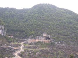 L'entrée sud-est de la grotte-tunnel de Chuandong - 穿洞, (Guizhou 贵州省, Qiannan 黔南, Pingtang 平塘).