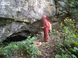 Thierry Mongés devant la petite entrée nord de Zhulingdong 竹林洞 (Guizhou 贵州省, Qiannan 黔南, Pingtang 平塘).