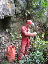 Thierry Mongés devant la petite entrée nord de Zhulingdong 竹林洞 (Guizhou 贵州省, Qiannan 黔南, Pingtang 平塘).