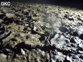 Fentes de dessiccation dans l'argile du sol de la galerie de la grotte de Zhulingdong 竹林洞 (Guizhou 贵州省, Qiannan 黔南, Pingtang 平塘).