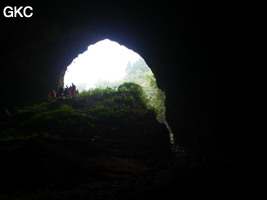 A contre-jour le porche d'entrée de la Grotte de Shanwangdong 山王洞 - réseau de Shuanghedongqun 双河洞 - (Suiyang 绥阳, Zunyi Shi 遵义市, Guizhou 贵州省, Chine 中国)