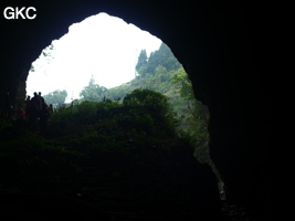 A contre-jour le porche d'entrée de la Grotte de Shanwangdong 山王洞 - réseau de Shuanghedongqun 双河洞 - (Suiyang 绥阳, Zunyi Shi 遵义市, Guizhou 贵州省, Chine 中国)