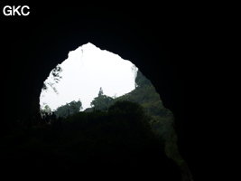 A contre-jour le porche d'entrée de la Grotte de Shanwangdong 山王洞 - réseau de Shuanghedongqun 双河洞 - (Suiyang 绥阳, Zunyi Shi 遵义市, Guizhou 贵州省, Chine 中国)