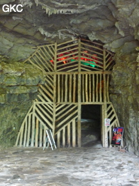 L'entrée de la Grotte de Dafengdong 大风洞 - réseau de Shuanghedongqun 双河洞 - (Suiyang 绥阳,  Zunyi Shi 遵义市, Guizhou 贵州省)