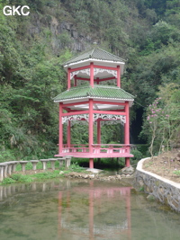 Pagode à l'entrée de la grotte de Xiangshuidong 响水洞 - réseau de Shuanghedongqun 双河洞 - (Suiyang 绥阳,  Zunyi Shi 遵义市, Guizhou 贵州省)