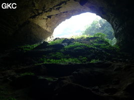 A contre-jour le porche d'entrée de la Grotte de Shanwangdong 山王洞 - réseau de Shuanghedongqun 双河洞 - (Suiyang 绥阳, Zunyi Shi 遵义市, Guizhou 贵州省, Chine 中国)