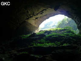 A contre-jour le porche d'entrée de la Grotte de Shanwangdong 山王洞 - réseau de Shuanghedongqun 双河洞 - (Suiyang 绥阳, Zunyi Shi 遵义市, Guizhou 贵州省, Chine 中国)