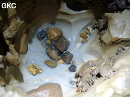 Petit écrin minéral dans la Grotte de Shanwangdong 山王洞 - réseau de Shuanghedongqun 双河洞 - (Suiyang 绥阳, Zunyi Shi 遵义市, Guizhou 贵州省, Chine 中国)
