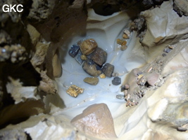 Petit écrin minéral dans la Grotte de Shanwangdong 山王洞 - réseau de Shuanghedongqun 双河洞 - (Suiyang 绥阳, Zunyi Shi 遵义市, Guizhou 贵州省, Chine 中国)