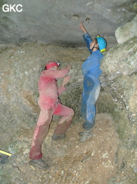 Coquillages ? dans la strate de plafond de l'entrée de la Grotte de Shanwangshangdong 山王上洞 - réseau de Shuanghedongqun 双河洞 - ( Suiyang 绥阳, Zunyi Shi 遵义市, Guizhou 贵州省, Chine 中国 )