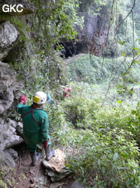 L'entrée de la Grotte de Shanwangdong 山王洞 vu depuis l'entrée de Shanwangshangdong 山王上洞 - réseau de Shuanghedongqun 双河洞 - (Suiyang 绥阳, Zunyi Shi 遵义市, Guizhou 贵州省, Chine 中国)