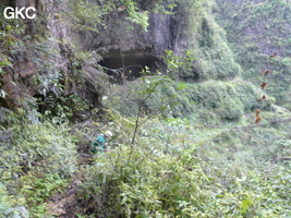 L'entrée de la Grotte de Shanwangdong 山王洞 vu depuis l'entrée de Shanwangshangdong 山王上洞 - réseau de Shuanghedongqun 双河洞 - (Suiyang 绥阳, Zunyi Shi 遵义市, Guizhou 贵州省, Chine 中国)