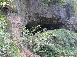 Puissant talus d'éboulis devant l'entrée de la Grotte de Shanwangdong 山王洞 - réseau de Shuanghedongqun 双河洞 - (Suiyang 绥阳, Zunyi Shi 遵义市, Guizhou 贵州省, Chine 中国)