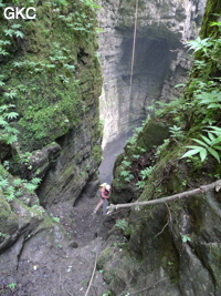 Dans le réseau de Mawangdong 麻王洞 -Lingshandong 灵山洞, descente du puits d'entrée de Qicaidong - Yonghedong 七彩洞-永和洞 (Guizhou 贵州省, Zunyi 遵義, Zheng'an 正安, Fuyan 郛鄢).