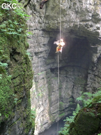 Dans le réseau de Mawangdong 麻王洞 -Lingshandong 灵山洞, descente du puits d'entrée de Qicaidong - Yonghedong 七彩洞-永和洞 (Guizhou 贵州省, Zunyi 遵義, Zheng'an 正安, Fuyan 郛鄢).