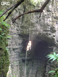 Dans le réseau de Mawangdong 麻王洞 -Lingshandong 灵山洞, descente du puits d'entrée de Qicaidong - Yonghedong 七彩洞-永和洞 (Guizhou 贵州省, Zunyi 遵義, Zheng'an 正安, Fuyan 郛鄢).