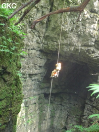 Dans le réseau de Mawangdong 麻王洞 -Lingshandong 灵山洞, descente du puits d'entrée de Qicaidong - Yonghedong 七彩洞-永和洞 (Guizhou 贵州省, Zunyi 遵義, Zheng'an 正安, Fuyan 郛鄢).