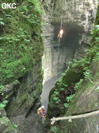 Dans le réseau de Mawangdong 麻王洞 -Lingshandong 灵山洞, descente du puits d'entrée de Qicaidong - Yonghedong 七彩洞-永和洞 (Guizhou 贵州省, Zunyi 遵義, Zheng'an 正安, Fuyan 郛鄢).