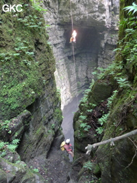 Dans le réseau de Mawangdong 麻王洞 -Lingshandong 灵山洞, descente du puits d'entrée de Qicaidong - Yonghedong 七彩洞-永和洞 (Guizhou 贵州省, Zunyi 遵義, Zheng'an 正安, Fuyan 郛鄢).