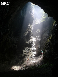 Dans le réseau de Mawangdong 麻王洞 -Lingshandong 灵山洞, le bas du puits d'entrée de la grotte de Qicaidong - Yonghedong 七彩洞-永和洞 (Guizhou 贵州省, Zunyi 遵義, Zheng'an 正安, Fuyan 郛鄢).