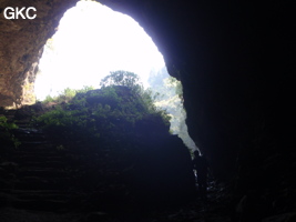 A contre-jour le porche d'entrée de la Grotte de Shanwangdong 山王洞 - réseau de Shuanghedongqun 双河洞 - (Suiyang 绥阳, Zunyi Shi 遵义市, Guizhou 贵州省, Chine 中国)