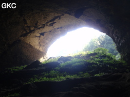 A contre-jour le porche d'entrée de la Grotte de Shanwangdong 山王洞 - réseau de Shuanghedongqun 双河洞 - (Suiyang 绥阳, Zunyi Shi 遵义市, Guizhou 贵州省, Chine 中国)