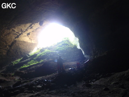 A contre-jour le porche d'entrée de la Grotte de Shanwangdong 山王洞 - réseau de Shuanghedongqun 双河洞 - (Suiyang 绥阳, Zunyi Shi 遵义市, Guizhou 贵州省, Chine 中国)