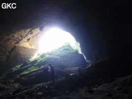 A contre-jour le porche d'entrée de la Grotte de Shanwangdong 山王洞 - réseau de Shuanghedongqun 双河洞 - (Suiyang 绥阳, Zunyi Shi 遵义市, Guizhou 贵州省, Chine 中国)